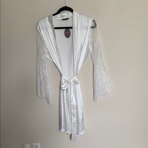 Luxurious White Lace Sleeve Robe